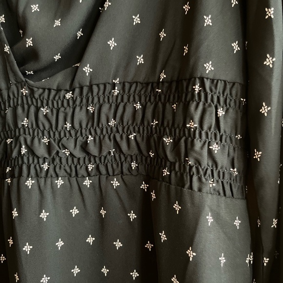 dee elly M, V open shirt style collar, black blouse - Picture 9 of 9